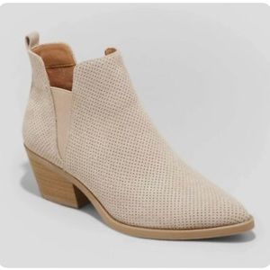 NWOT universal thread Sylvie booties 10w